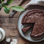 Gâteau chocolat sans gluten sur table provençale