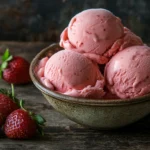 Glace fraise maison servie à la campagne